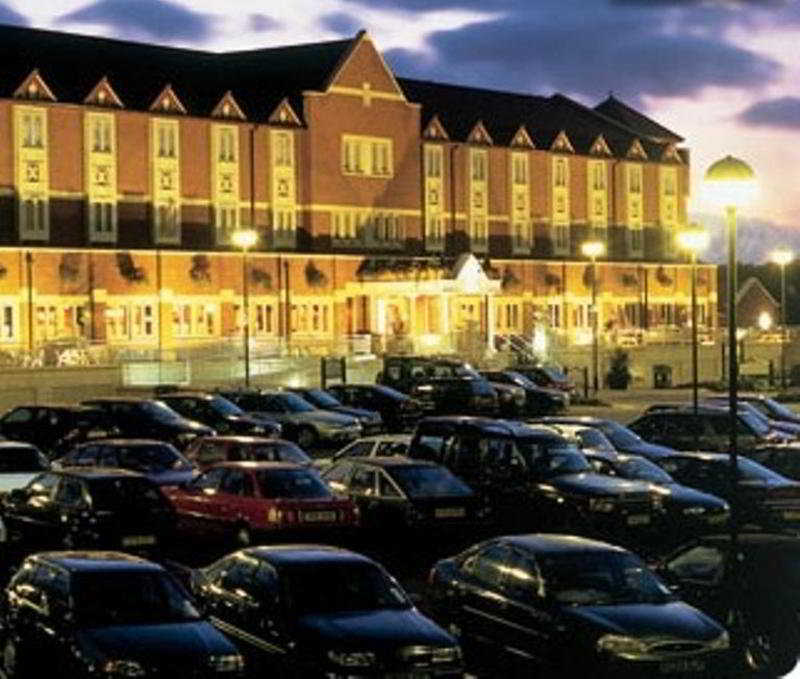 Village Hotel Cardiff Eksteriør billede